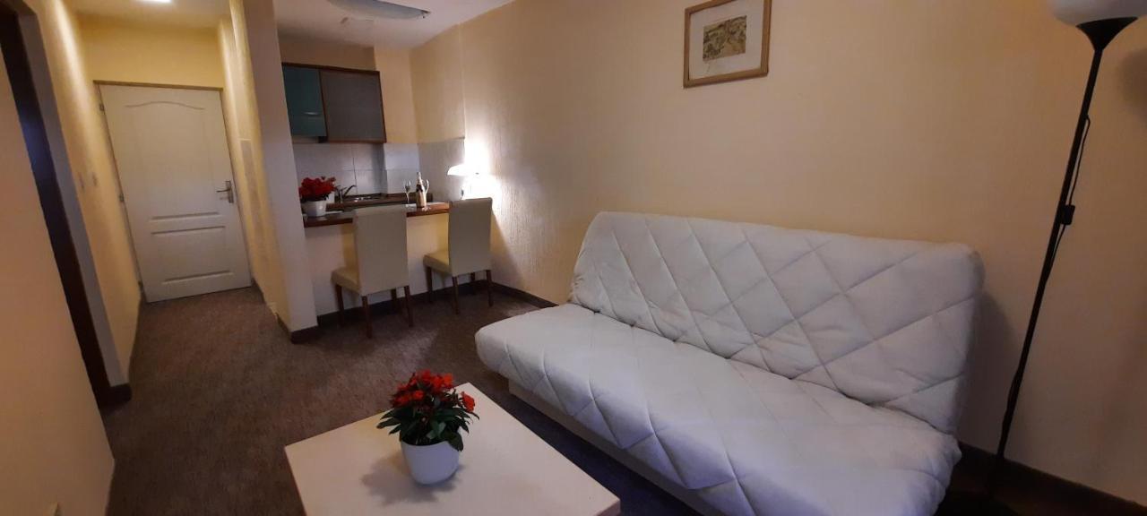 Ambassador Apartments Petrovac Bagian luar foto