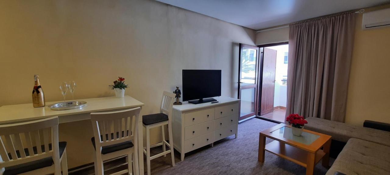 Ambassador Apartments Petrovac Bagian luar foto