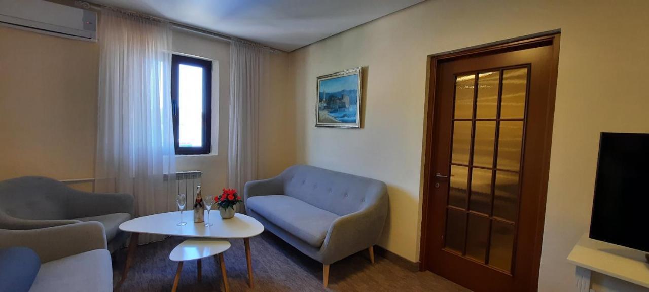Ambassador Apartments Petrovac Bagian luar foto