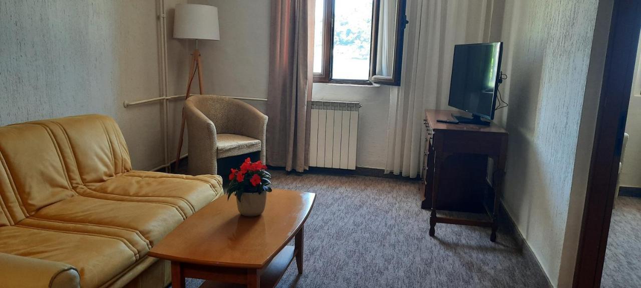 Ambassador Apartments Petrovac Bagian luar foto