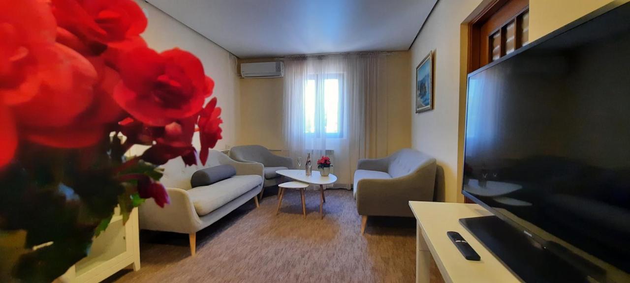Ambassador Apartments Petrovac Bagian luar foto