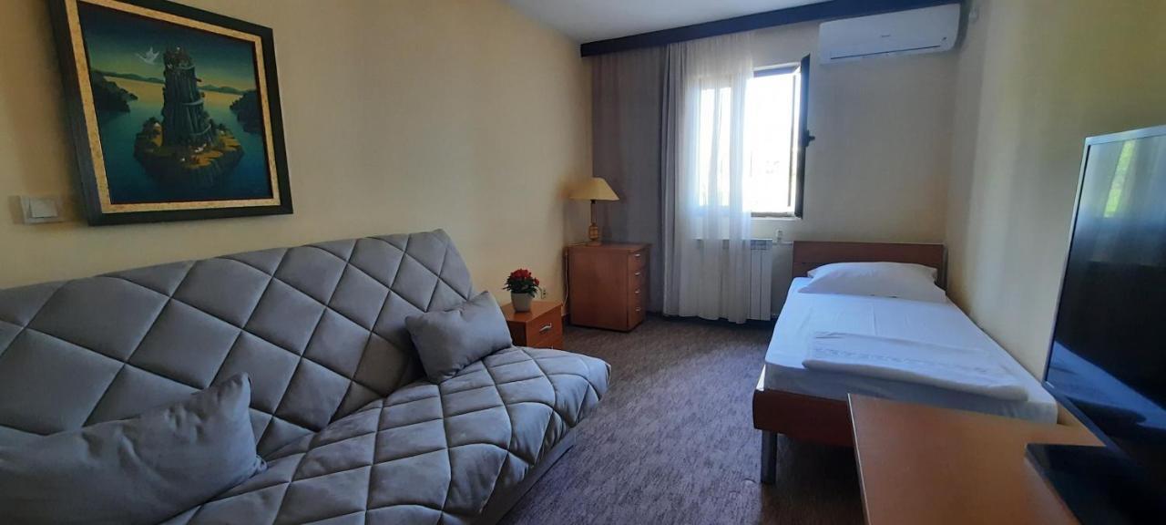 Ambassador Apartments Petrovac Bagian luar foto