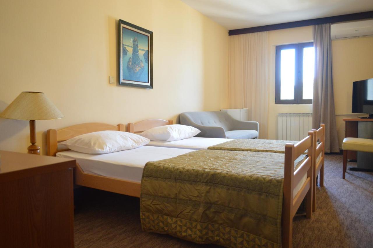 Ambassador Apartments Petrovac Bagian luar foto