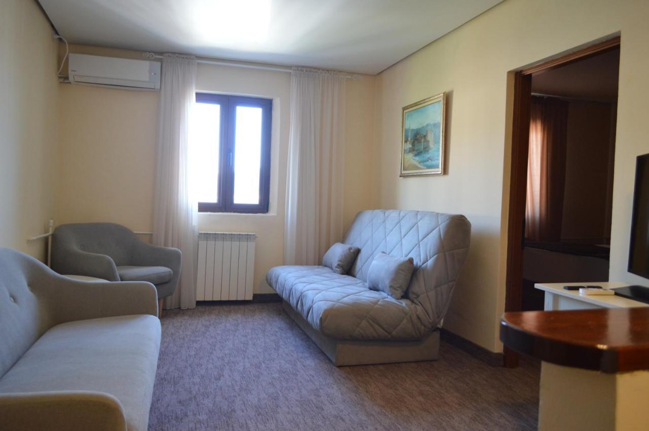 Ambassador Apartments Petrovac Bagian luar foto