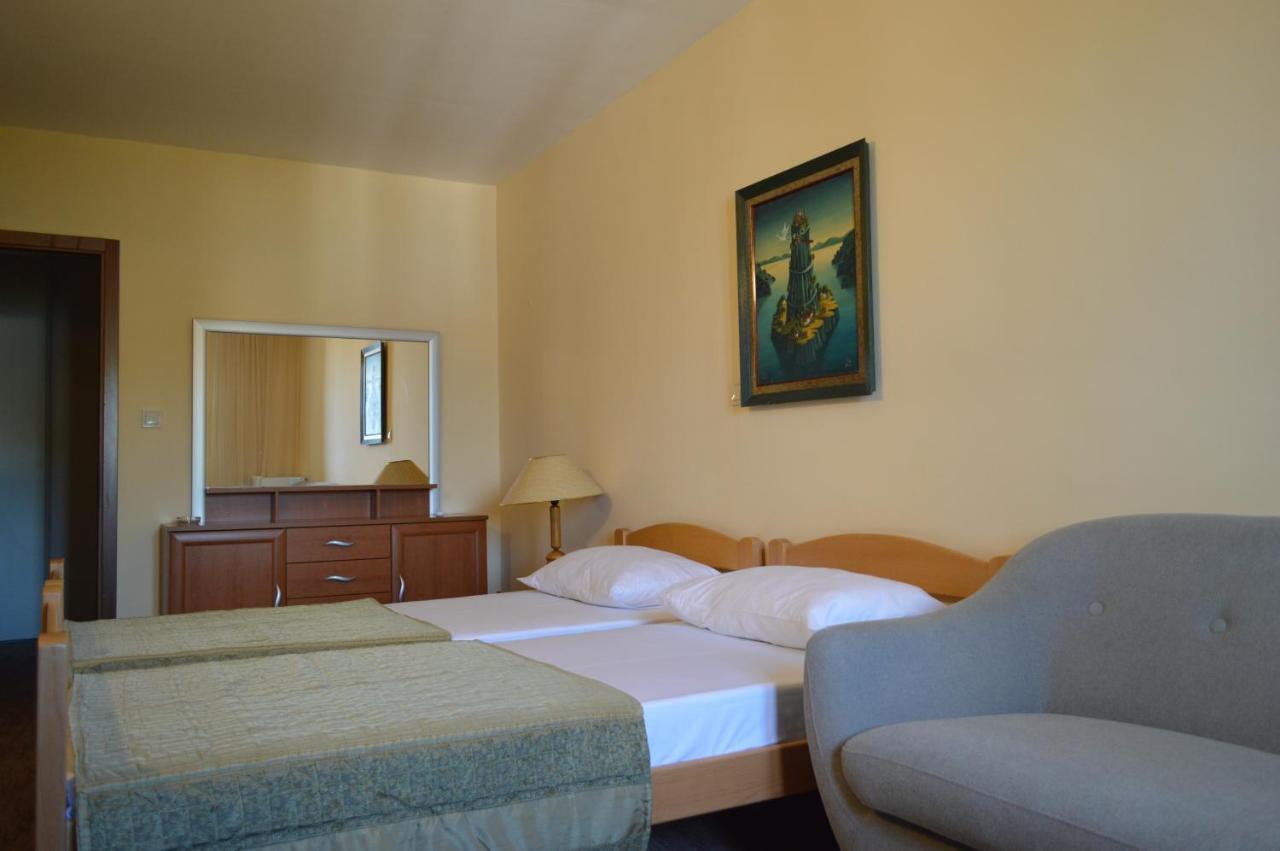 Ambassador Apartments Petrovac Bagian luar foto