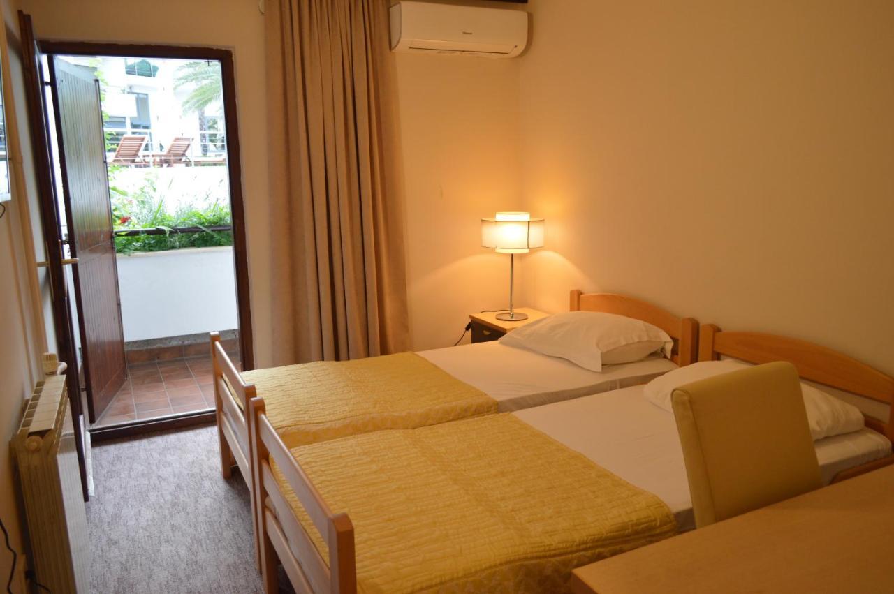 Ambassador Apartments Petrovac Bagian luar foto